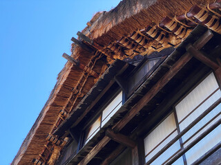 Obraz premium Close up of a roof of a gassho-zukuri house in Shirakawa-go in Gifu Prefecture, Japan. Taken September 19, 2021.