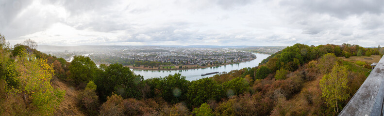Fototapeta premium Stadt am Fluss
