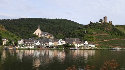 Fototapeta na wymiar Reflet d'un village dans la Moselle