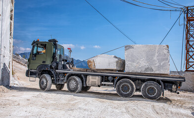 Transport von Marmor m Steinbruch per Lastwagen