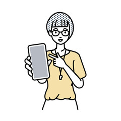 立ってスマートフォンを指差してこちらに向けて見せている教師の女性