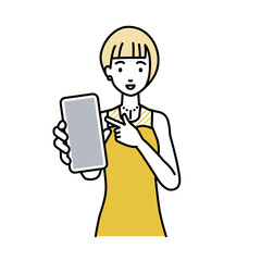 立ってスマートフォンを指差してこちらに向けて見せているドレスの女性