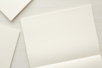 木目の背景とコピースペースのある大小の3冊のノート