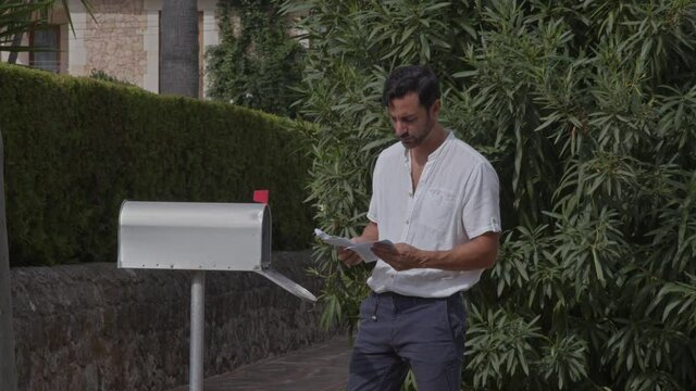 Hombre con cartas en buz&oacute;n americano cartero   (Grabado en 6K con blackmagic RAW)