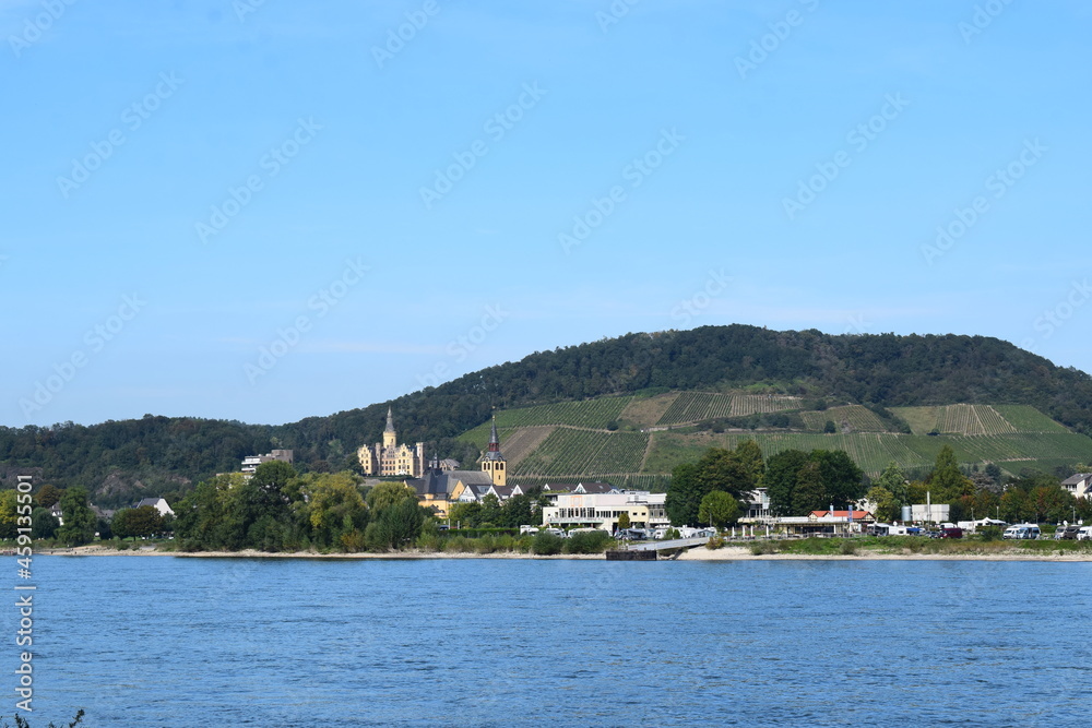 Canvas Prints blick über den rhein von bad breisig richtung bad hönningen mit schiffsverkehr in der ferne