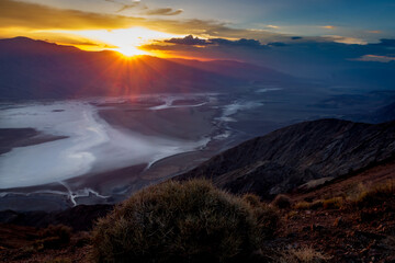 Naklejka premium Dante's view dans la vallée de la mort sous un magnifique coucher de soleil