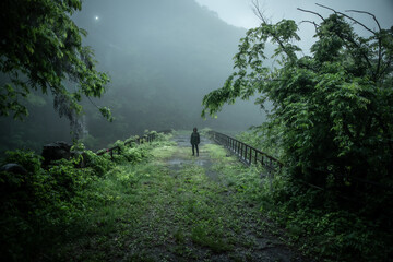 霧中のダムの廃橋