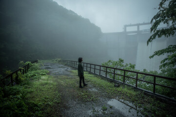 霧中のダムの廃橋