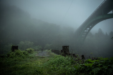 霧中のダムの廃橋