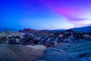 Zabriskie point tout en douceur dans la vallée de la mort, à l'aube, juste avant le lever du soleil