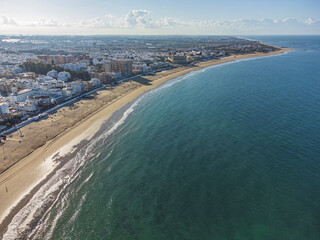 Foto aérea desde el mar de Chipiona, un pueblo costero de la provincia de Cádiz en Andalucía (España).