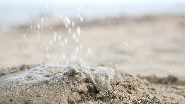 逆再生でビルが地面からニョキニョキ出てきて復活するイメージ
