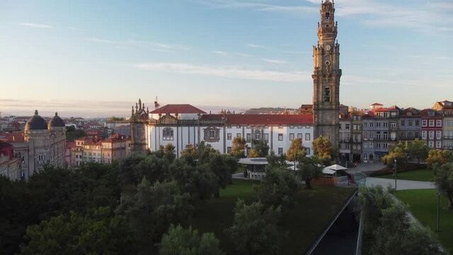 Igreja e Torre dos Cl&eacute;rigos, paisagem urbana do centro hist&oacute;rico do Porto, vista a&eacute;rea