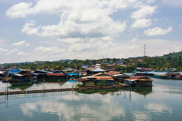 Fototapeta na wymiar Floating raft house village at Sangkhlaburi