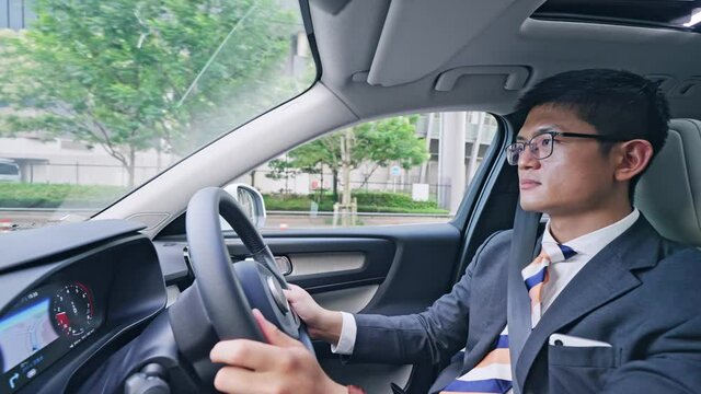 車を運転する男性