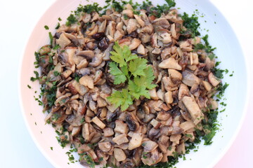 Gebratene Steinpilze mit Weißwein, Zitronensaft und frischer Petersilie.