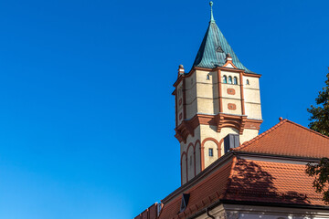 Fototapeta na wymiar Wasserturm in Straubing, Niederbayern und blauem Himmel
