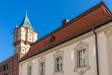 Obraz premium Wasserturm in Straubing, Niederbayern und blauem Himmel