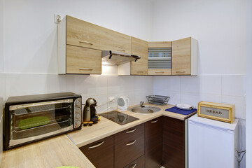Beżowy pokój z kuchnią - kawalerka - obrazy, fototapety, plakaty