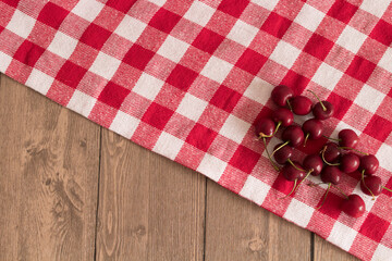 Cerezas en una mesa con uan mantel