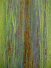 傷つき錆びた薄黄色の金属柱