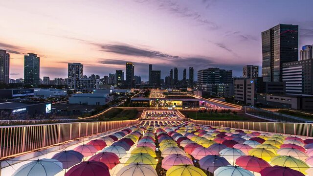 time-lapse photography Incheon sunset viewpoint overlooking modern high-rise buildings It is decorated with colorful umbrellas. See the atmosphere at night in South Korea, September 18, 2