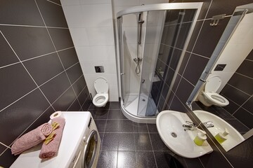 Nowoczesna łazienka z kabina prysznicową