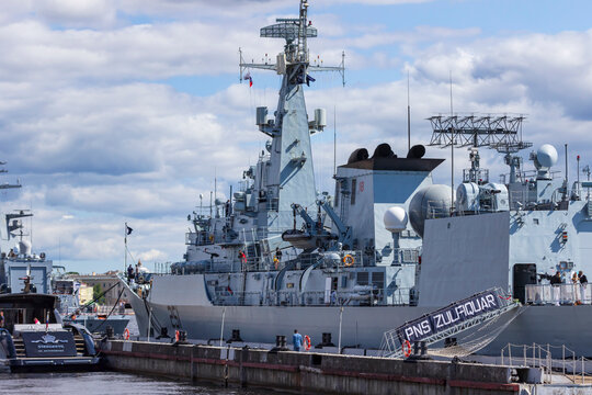 Pakistani naval frigate Zulfikar at the Navy Day parade in Petersburg.