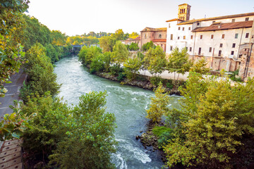 Lungo le sponde del fiume Tevere a Roma. Ponti antichi e scorci meravigliosi