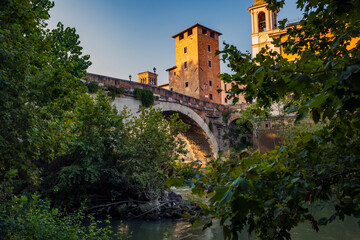 Fototapeta na wymiar Lungo le sponde del fiume Tevere a Roma. Ponti antichi, castel sant'angelo