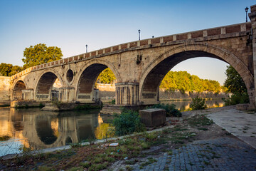 Lungo le sponde del fiume Tevere a Roma. Ponti antichi, castel sant'angelo - obrazy, fototapety, plakaty