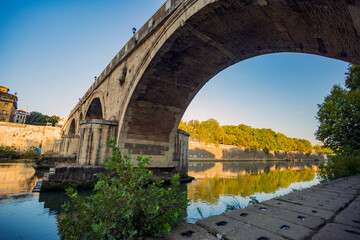 Lungo le sponde del fiume Tevere a Roma. Ponti antichi, castel sant'angelo