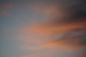 Naklejka na ściany i meble Wolken Himmel mit orange und blauen texturen