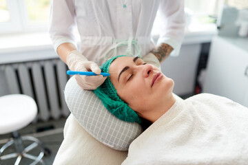 The beautician outlines the points for the cosmetic injection. Preparation for a cosmetic...