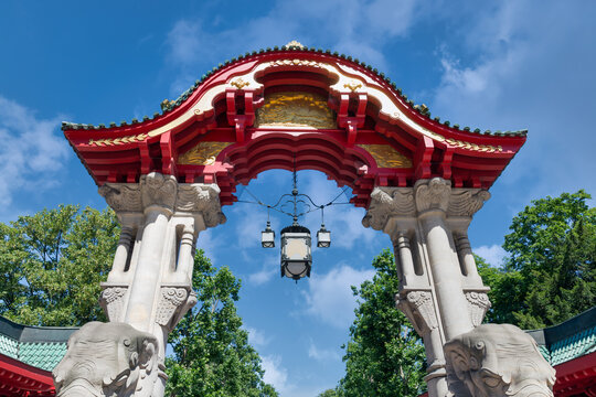 Entrance Berlin zoo with red roof and elephant statues