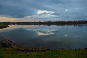 Gewitterstimmung mit Sonnenuntergang am Rhein bei Iffezheim
