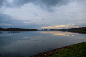 Gewitterstimmung mit Sonnenuntergang am Rhein bei Iffezheim