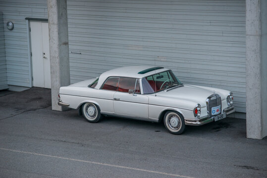 White 1964 Mercedes Benz W111 220SE Coup&eacute;...