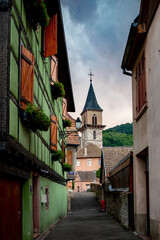 Fototapeta na wymiar Village typique alsacien avec maison à colombage colorées