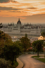 Fototapeta na wymiar Vue sur les rues et le parlement de Budapest au lever du soleil