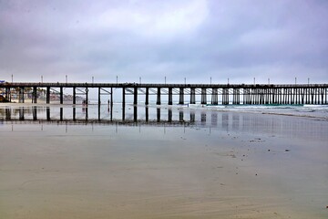 Fototapeta premium Langes Holzpier am Pazifik in Südkalifornien