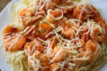 Prawns in spaghetii with cheese