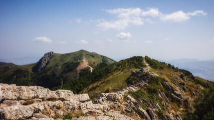 Fototapeta na wymiar Rocca Busambra - Berg in der Mitte von Sizilien im Ficuzza Wald im September