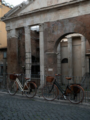 Fototapeta na wymiar biciclette parcheggiate di fronte al Portico D'Ottavia. Roma, quartiere ebraico