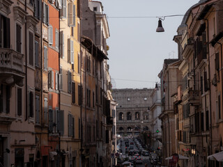 colori del Rione Monti, con lo sfondo del Colosseo