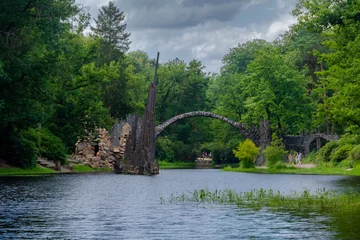 Papier Peint photo Le Rakotzbrücke der Kromlauer Park in Sachsen mit der berühmten Rakotzbrücke