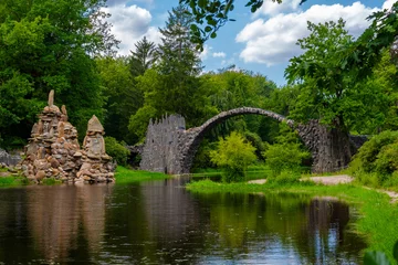 Papier Peint photo Le Rakotzbrücke der Kromlauer Park in Sachsen mit der berühmten Rakotzbrücke