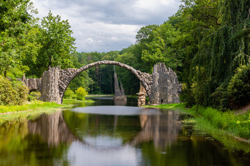 Fototapeta na wymiar der Kromlauer Park in Sachsen mit der berühmten Rakotzbrücke