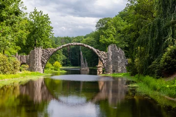 Papier Peint photo Le Rakotzbrücke der Kromlauer Park in Sachsen mit der berühmten Rakotzbrücke