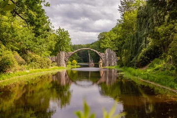 Naadloos Behang Airtex Rakotzbrücke het Kromlauerpark in Saksen met de beroemde Rakotzbrug